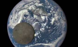 تصویری بی‌نظیر از ملاقات ماه و زمین