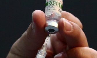 وزیر بهداشت: ورود واکسن داخلی به سبد واکسیناسیون از آخر اردیبهشت/آغاز واکسیناسیون افراد بالای ۸۰ سال از فردا