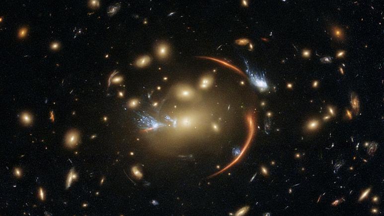 تصویر شگفت‌انگیز هابل از کهکشانی در فاصله ۱۰ میلیارد سال نوری زمین